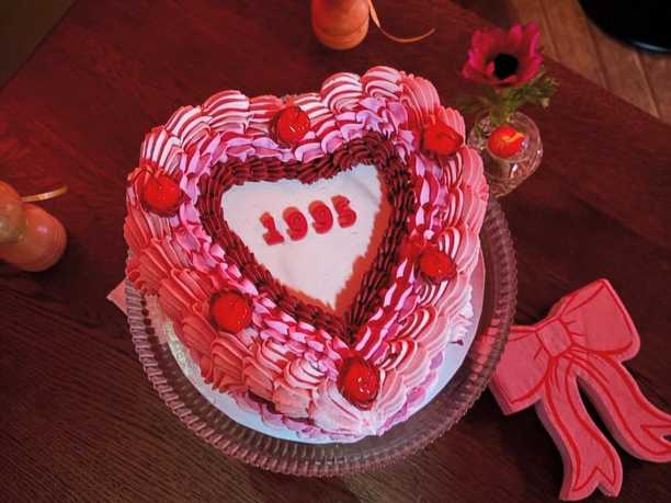 Vintage Lambeth Cakes